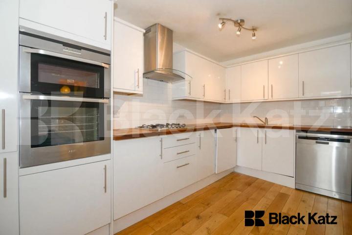 Beautiful apartment  925 Sq.Ft. with two bathrooms & balcony  Bullen Street, Battersea Park